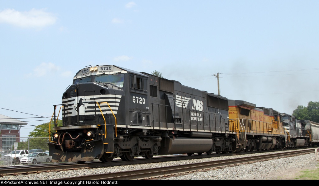 NS 6720 leads train 58Z southbound